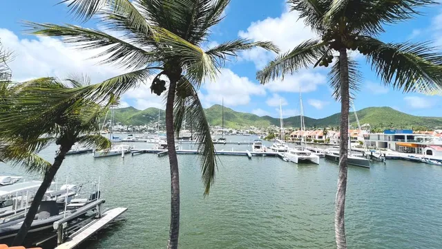 Lagoon-front condo in Simpson Bay Yacht Club, Sint Maarten