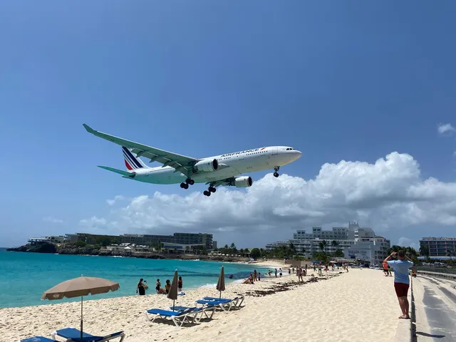 Airliner on approach low over Maho Beach, minutes from White Sands